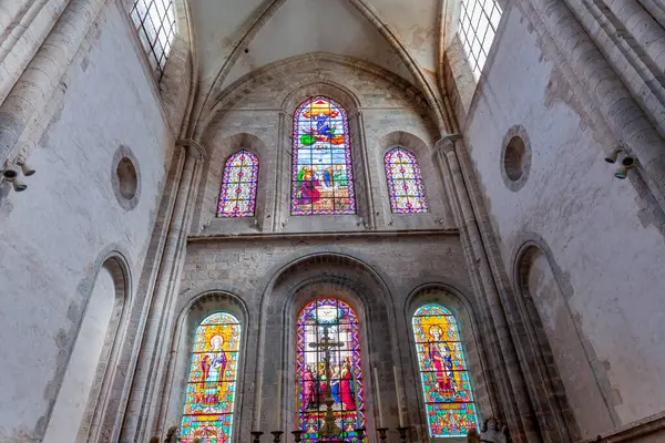 ETAMPES, FRANCE, 29 Mart 2024: Notre dame du Port Kolej Manastırı 'nın iç ve mimari detayları