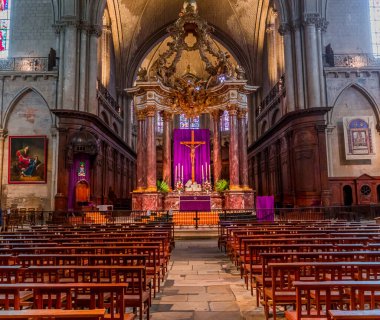 ANGERS, FRANCE, 23 Mart 2024: Loire Vadisi 'ndeki Saint-Maurice katedralinin iç mimari ve mimari detayları