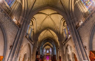 ANGERS, FRANCE, 23 Mart 2024: Loire Vadisi 'ndeki Saint-Maurice katedralinin iç mimari ve mimari detayları