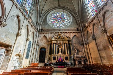 ANGERS, FRANCE, 23 Mart 2024: Loire Vadisi 'ndeki Saint-Maurice katedralinin iç mimari ve mimari detayları