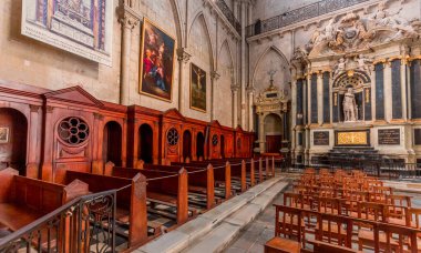 ANGERS, FRANCE, 23 Mart 2024: Loire Vadisi 'ndeki Saint-Maurice katedralinin iç mimari ve mimari detayları