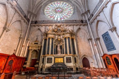 ANGERS, FRANCE, 23 Mart 2024: Loire Vadisi 'ndeki Saint-Maurice katedralinin iç mimari ve mimari detayları