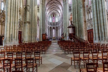 MEAUX, FRANCE, APRIL 18, 2023: Fransa 'nın Meaux kentindeki Saint Etienne katedralinin iç ve mimari detayları