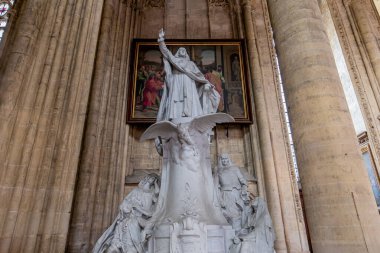 MEAUX, FRANCE, APRIL 18, 2023: Fransa 'nın Meaux kentindeki Saint Etienne katedralinin iç ve mimari detayları