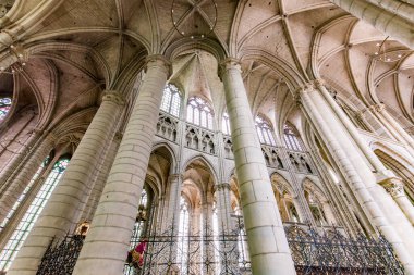 MEAUX, FRANCE, APRIL 18, 2023: Fransa 'nın Meaux kentindeki Saint Etienne katedralinin iç ve mimari detayları