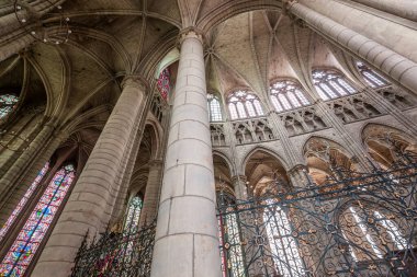 MEAUX, FRANCE, APRIL 18, 2023: Fransa 'nın Meaux kentindeki Saint Etienne katedralinin iç ve mimari detayları