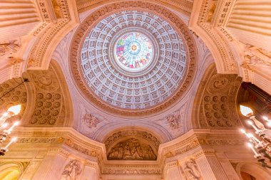 DREUX, FRANCE, 15 Mayıs 2024: 19. yüzyılda inşa edilen Dreux Kraliyet Şapeli, Orleans Hanedanı üyelerinin geleneksel gotik gömme yeridir.. 