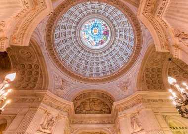 DREUX, FRANCE, 15 Mayıs 2024: 19. yüzyılda inşa edilen Dreux Kraliyet Şapeli, Orleans Hanedanı üyelerinin geleneksel gotik gömme yeridir.. 