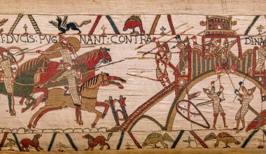 BAYEUX, FRANCE, 14 Mayıs 2024: Bayeux 'nun duvar halısı, 1066 yılındaki Hastings savaşını, İngiltere' nin Norman fethini betimliyor.