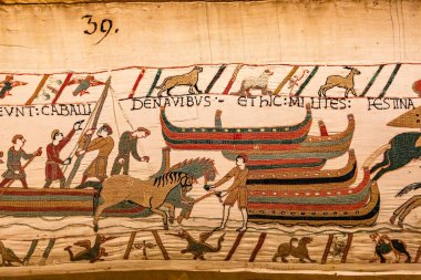 BAYEUX, FRANCE, 14 Mayıs 2024: Bayeux 'nun duvar halısı, 1066 yılındaki Hastings savaşını, İngiltere' nin Norman fethini betimliyor.