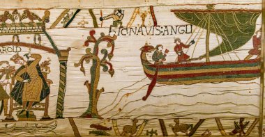 BAYEUX, FRANCE, 14 Mayıs 2024: Bayeux 'nun duvar halısı, 1066 yılındaki Hastings savaşını, İngiltere' nin Norman fethini betimliyor.