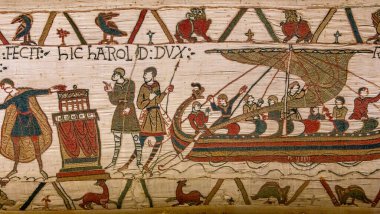 BAYEUX, FRANCE, 14 Mayıs 2024: Bayeux 'nun duvar halısı, 1066 yılındaki Hastings savaşını, İngiltere' nin Norman fethini betimliyor.