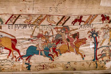 BAYEUX, FRANCE, 14 Mayıs 2024: Bayeux 'nun duvar halısı, 1066 yılındaki Hastings savaşını, İngiltere' nin Norman fethini betimliyor.