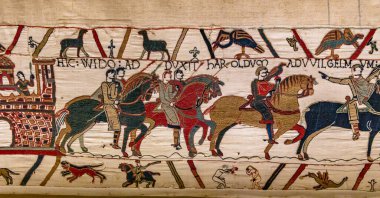 BAYEUX, FRANCE, 14 Mayıs 2024: Bayeux 'nun duvar halısı, 1066 yılındaki Hastings savaşını, İngiltere' nin Norman fethini betimliyor.