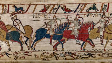 BAYEUX, FRANCE, 14 Mayıs 2024: Bayeux 'nun duvar halısı, 1066 yılındaki Hastings savaşını, İngiltere' nin Norman fethini betimliyor.