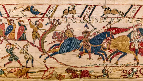 BAYEUX, FRANCE, 14 Mayıs 2024: Bayeux 'nun duvar halısı, 1066 yılındaki Hastings savaşını, İngiltere' nin Norman fethini betimliyor.