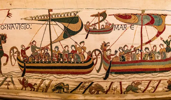 BAYEUX, FRANCE, 14 Mayıs 2024: Bayeux 'nun duvar halısı, 1066 yılındaki Hastings savaşını, İngiltere' nin Norman fethini betimliyor.