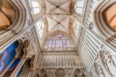 BAYEUX, FRANCE, 14 Mayıs 2024: Bayeux Leydisi Katedrali 'nin mimari dekorları, norrmandiya