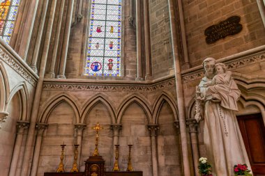 BAYEUX, FRANCE, 14 Mayıs 2024: Bayeux Leydisi Katedrali 'nin mimari dekorları, norrmandiya