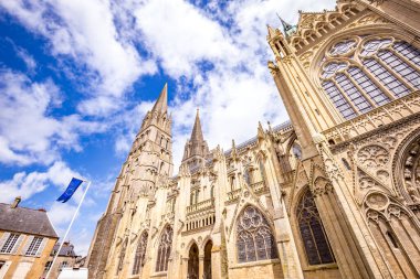 BAYEUX, FRANCE, 14 Mayıs 2024: Bayeux Leydisi Katedrali 'nin mimari dekorları, norrmandiya