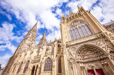 BAYEUX, FRANCE, 14 Mayıs 2024: Bayeux Leydisi Katedrali 'nin mimari dekorları, norrmandiya