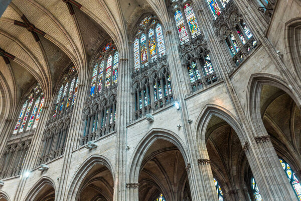 EVREUX, FRANCE, 11 мая 2024 года: интерьеры и архитектурные декоры кафедрального собора Девы Марии Эвре