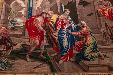 PARIS, FRANCE, 5 HAZİRAN 2024: Notre-dame-de-Paris katedralindeki duvar halısını restore etti