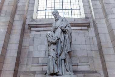 ARRAS, FRANCE, 16 Haziran 2024: Arras 'ın iç mimari dekorları ve heykelleri Bizim Hanımımız ve Aziz Vaast katedrali