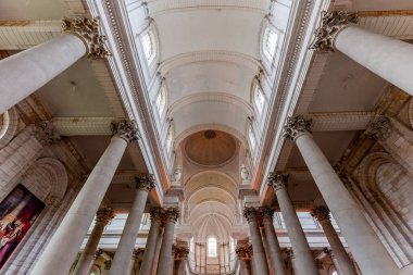 ARRAS, FRANCE, 16 Haziran 2024: Arras 'ın iç mimari dekorları ve heykelleri Bizim Hanımımız ve Aziz Vaast katedrali