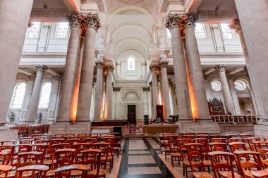 ARRAS, FRANCE, 16 Haziran 2024: Arras 'ın iç mimari dekorları ve heykelleri Bizim Hanımımız ve Aziz Vaast katedrali