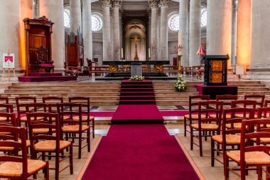 ARRAS, FRANCE, 16 Haziran 2024: Arras 'ın iç mimari dekorları ve heykelleri Bizim Hanımımız ve Aziz Vaast katedrali