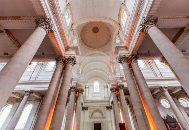 ARRAS, FRANCE, 16 Haziran 2024: Arras 'ın iç mimari dekorları ve heykelleri Bizim Hanımımız ve Aziz Vaast katedrali