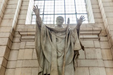 ARRAS, FRANCE, 16 Haziran 2024: Arras 'ın iç mimari dekorları ve heykelleri Bizim Hanımımız ve Aziz Vaast katedrali