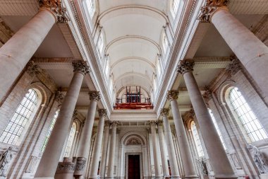 ARRAS, FRANCE, 16 Haziran 2024: Arras 'ın iç mimari dekorları ve heykelleri Bizim Hanımımız ve Aziz Vaast katedrali