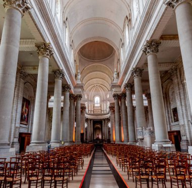 ARRAS, FRANCE, 16 Haziran 2024: Arras 'ın iç mimari dekorları ve heykelleri Bizim Hanımımız ve Aziz Vaast katedrali