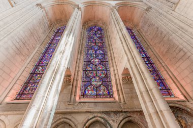 LAON FRANCE, 11 Haziran 2024: Leydimizin gotik katedralinin iç mimari ve mimari detayları
