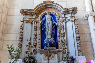 LAON FRANCE, 11 Haziran 2024: Leydimizin gotik katedralinin iç mimari ve mimari detayları