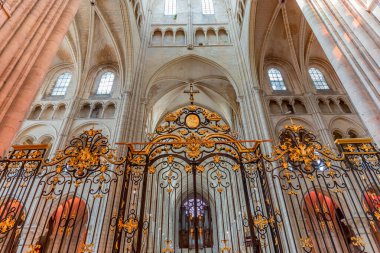 LAON FRANCE, 11 Haziran 2024: Leydimizin gotik katedralinin iç mimari ve mimari detayları