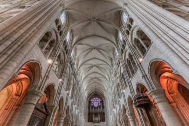 LAON FRANCE, 11 Haziran 2024: Leydimizin gotik katedralinin iç mimari ve mimari detayları