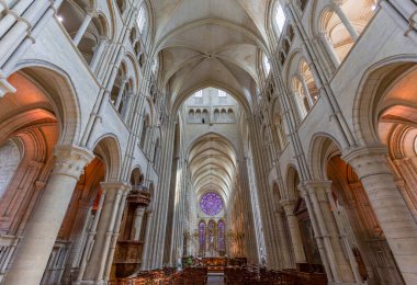 LAON FRANCE, 11 Haziran 2024: Leydimizin gotik katedralinin iç mimari ve mimari detayları