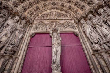 LAON FRANCE, 11 Haziran 2024: Leydimizin Gotik Katedrali 'nin dış görünüşü ve mimari detayları