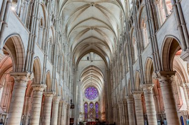 LAON FRANCE, 11 Haziran 2024: Leydimizin gotik katedralinin iç mimari ve mimari detayları