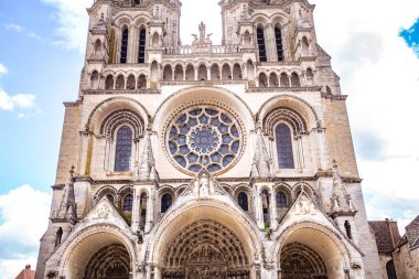 LAON FRANCE, 11 Haziran 2024: Leydimizin Gotik Katedrali 'nin dış görünüşü ve mimari detayları
