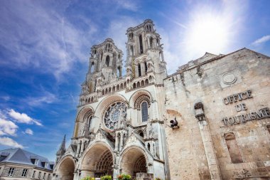 LAON FRANCE, 11 Haziran 2024: Leydimizin Gotik Katedrali 'nin dış görünüşü ve mimari detayları