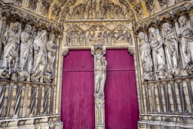 LAON FRANCE, 11 Haziran 2024: Leydimizin Gotik Katedrali 'nin dış görünüşü ve mimari detayları