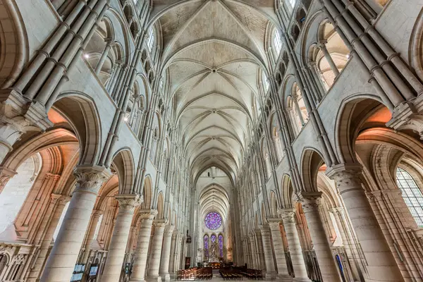 LAON FRANCE, 11 Haziran 2024: Leydimizin gotik katedralinin iç mimari ve mimari detayları