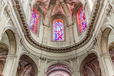 CAMBRAI, PICARDY, FRANCE, 13 Haziran 2024: Saint Gery 'nin gotik kilisesinin iç ve mimari ayrıntıları