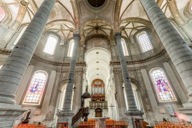 CAMBRAI, PICARDY, FRANCE, 13 Haziran 2024: Saint Gery 'nin gotik kilisesinin iç ve mimari ayrıntıları