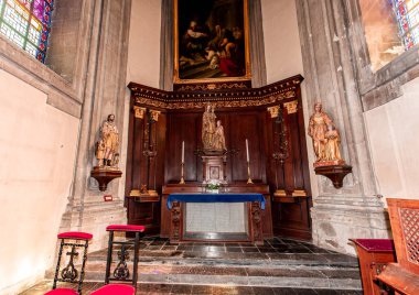 CAMBRAI, PICARDY, FRANCE, 13 Haziran 2024: Saint Gery 'nin gotik kilisesinin iç ve mimari ayrıntıları