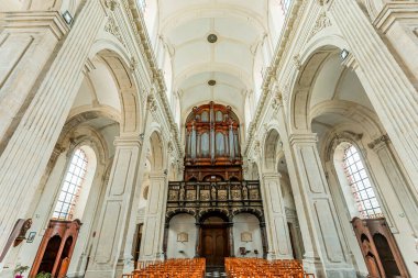 CAMBRAI, PICARDY, FRANCE, 13 Haziran 2024: Saint Gery 'nin gotik kilisesinin iç ve mimari ayrıntıları